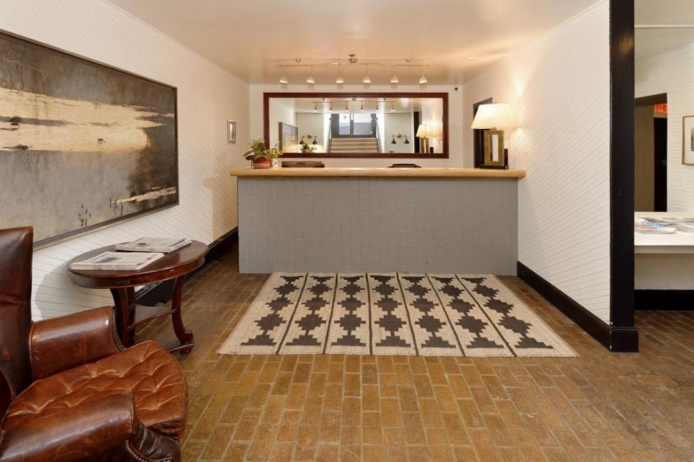 Independence Square 213, Spacious Hotel Room With 2 Queen Beds, Wet Bar, And Sitting Area Aspen Exteriör bild