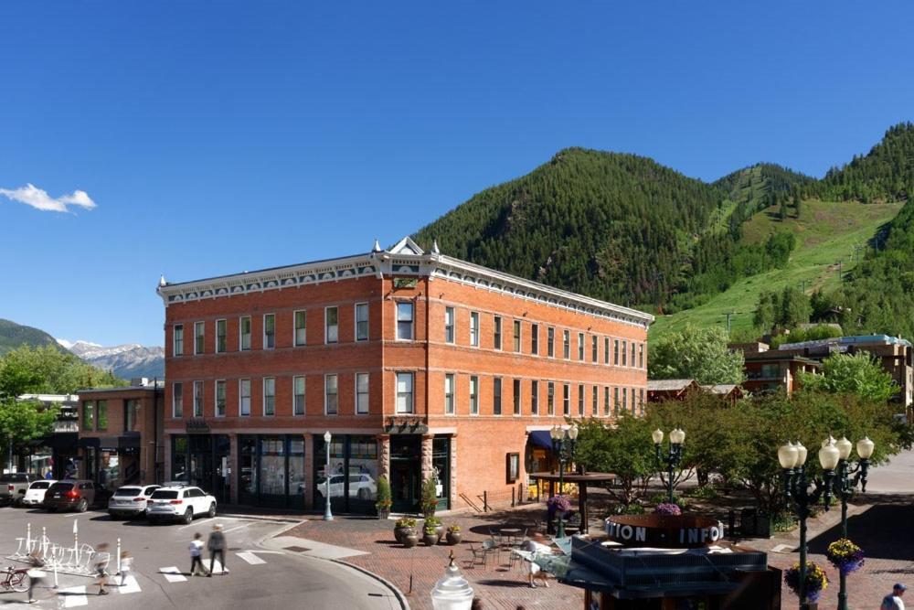 Independence Square 213, Spacious Hotel Room With 2 Queen Beds, Wet Bar, And Sitting Area Aspen Exteriör bild