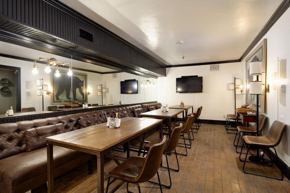 Independence Square 213, Spacious Hotel Room With 2 Queen Beds, Wet Bar, And Sitting Area Aspen Exteriör bild