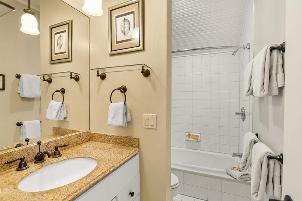 Independence Square 213, Spacious Hotel Room With 2 Queen Beds, Wet Bar, And Sitting Area Aspen Exteriör bild