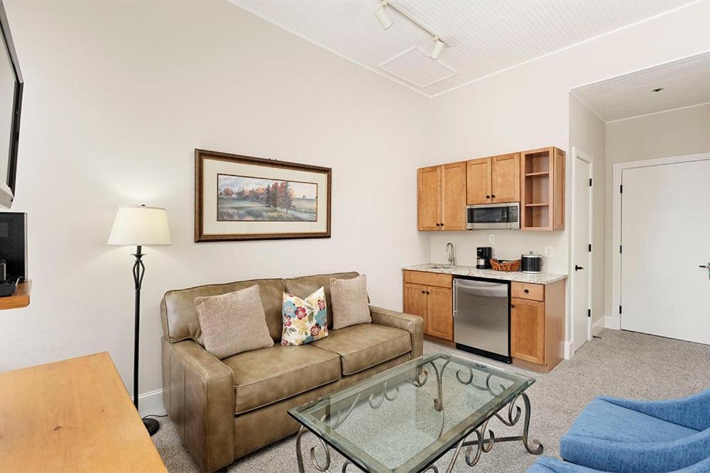 Independence Square 213, Spacious Hotel Room With 2 Queen Beds, Wet Bar, And Sitting Area Aspen Exteriör bild