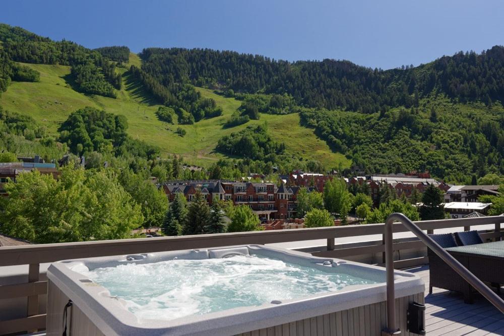 Independence Square 213, Spacious Hotel Room With 2 Queen Beds, Wet Bar, And Sitting Area Aspen Exteriör bild