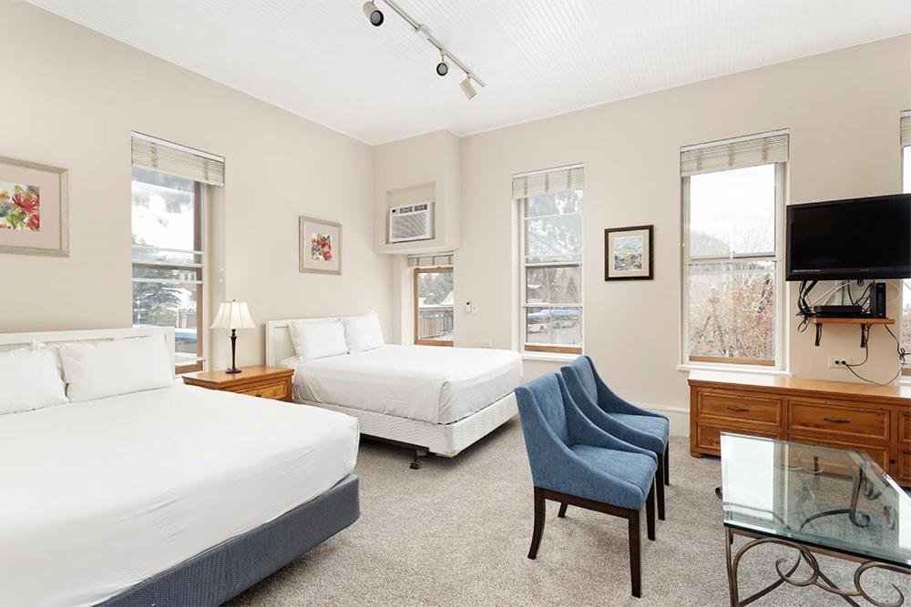 Independence Square 213, Spacious Hotel Room With 2 Queen Beds, Wet Bar, And Sitting Area Aspen Exteriör bild