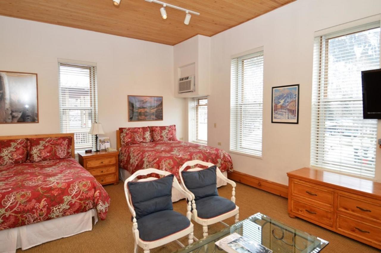 Independence Square 213, Spacious Hotel Room With 2 Queen Beds, Wet Bar, And Sitting Area Aspen Exteriör bild